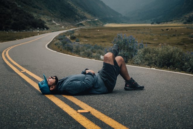 дядя спит на дороге