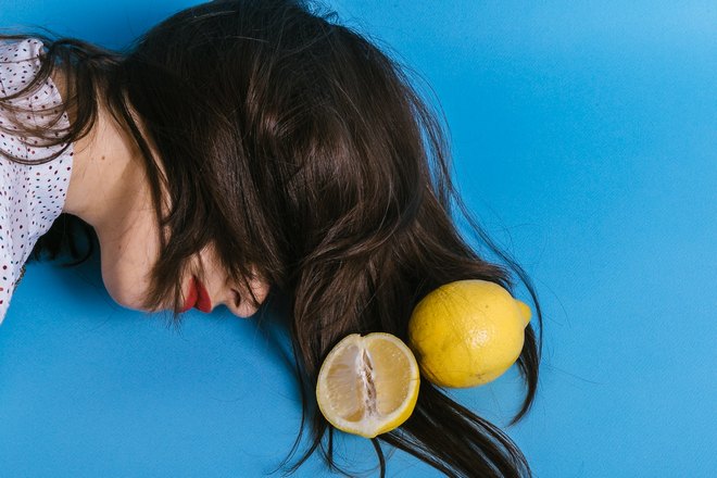 спит девушка с лимонами