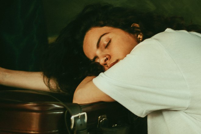 спит девушка с пирсингом