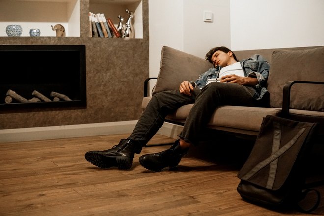 парень спит на диване