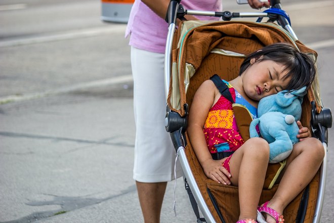 спит ребенок в коляске