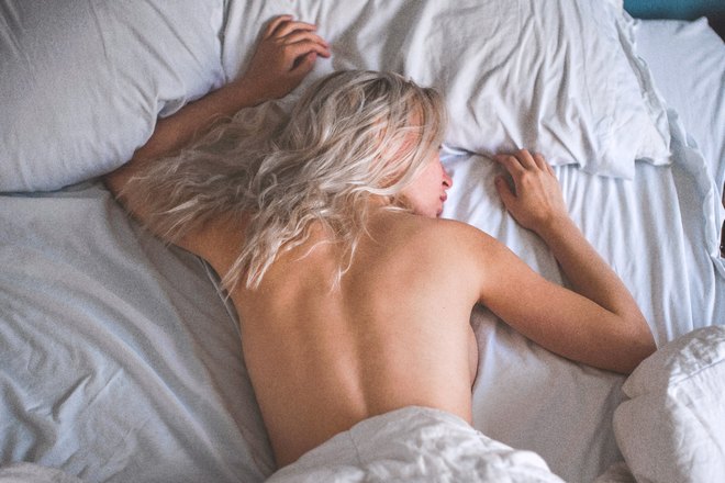 девушка спит без одежды