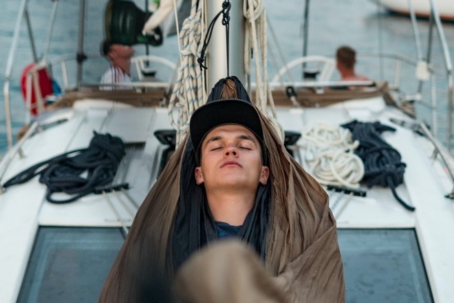 парень спит на яхте