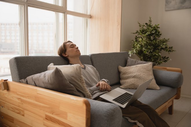 Парень спит за ноутбуком