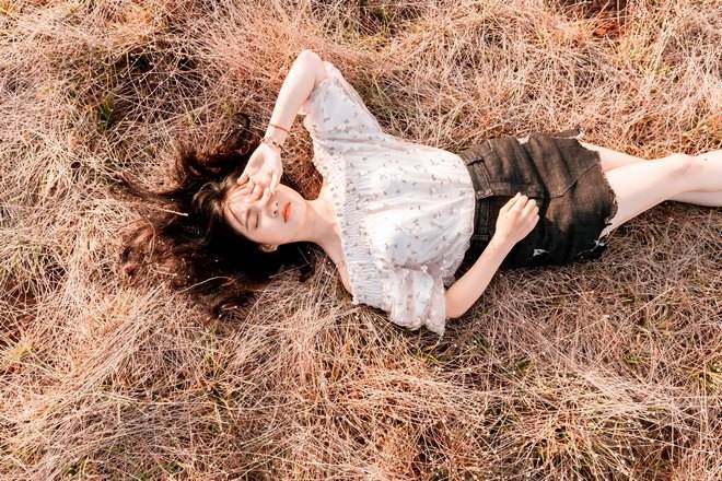 Девушка уснула на сухой траве