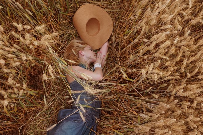 девушка спит в колосках