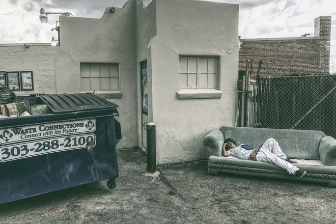 Кто-то спит на улице на диване