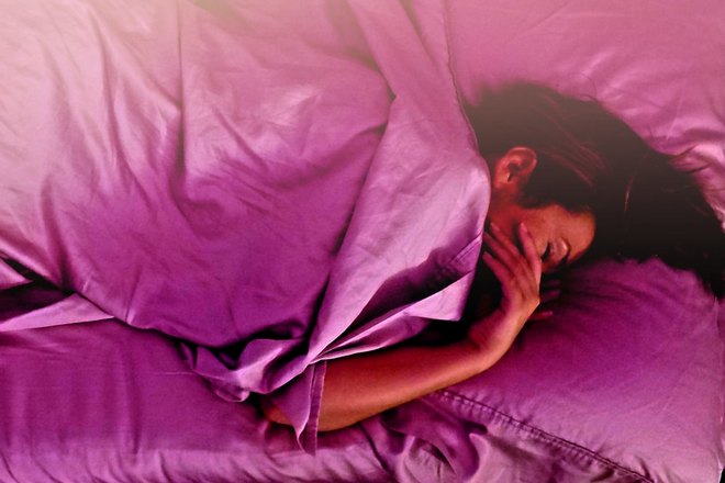 Девушка спит под ярким одеялом