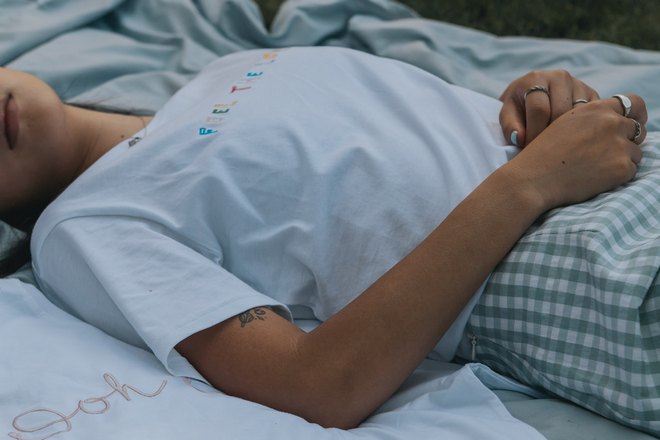 Сон в белой футболке