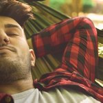 Спящий парень в клетчатой рубашке