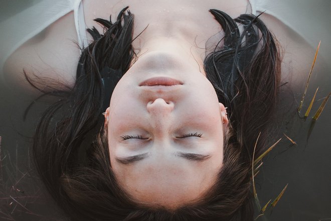 Девушка спит вверх ногами