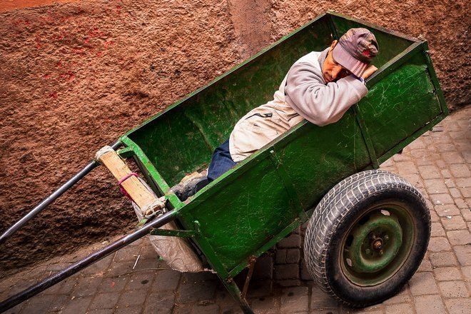 Незнакомец спит в зеленом прицепе