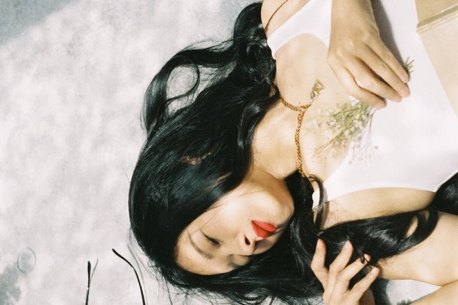 Спящая брюнетка