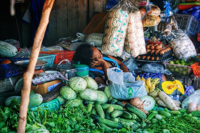 Женщина спит в окружении продуктов