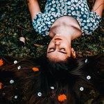 Волосы спящей девушки украшены цветами