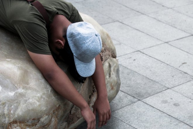 Кто-то спит на камне в кепке