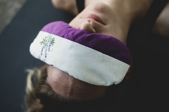 Свет не мешает девушке спать