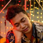 Парень спит, подперев голову правой рукой