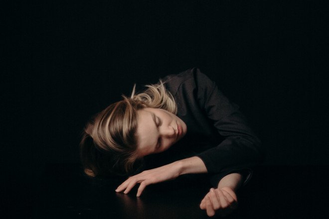 Девушка спит в темноте