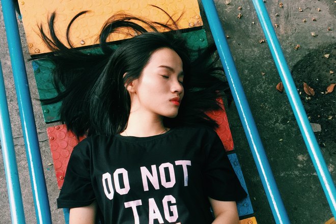 Спящая девушка в черной футболке