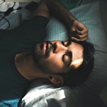 Парень спит на спине