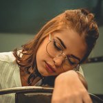 Спящая девушка в очках