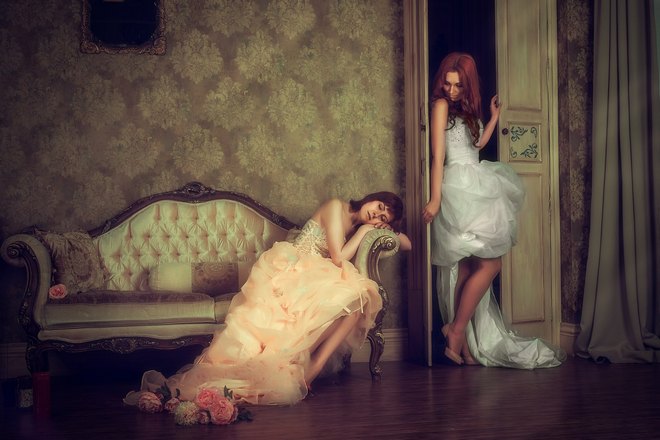 Девушка спит на старинном диване