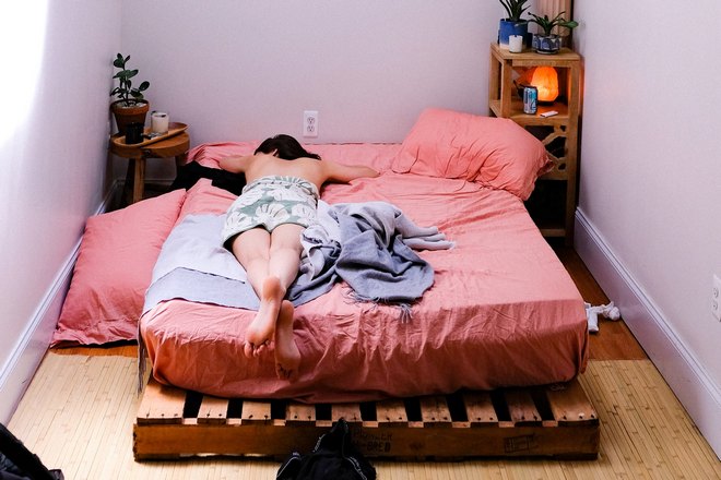 Девушка спит в одиночестве