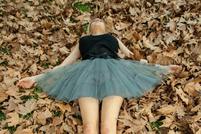 Девушка спит на листьях