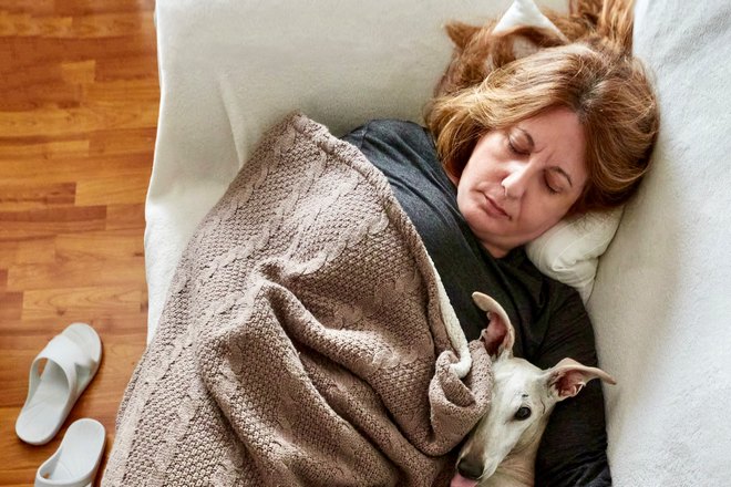 Женщина спит