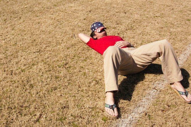 Мужчина в красной футболке уснул