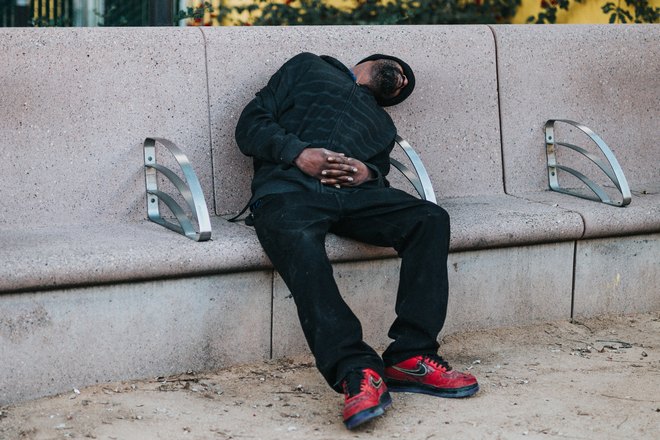 Бородатый мужчина уснул на улице