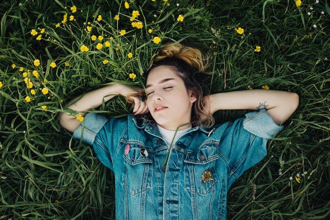 Девушка спит на траве