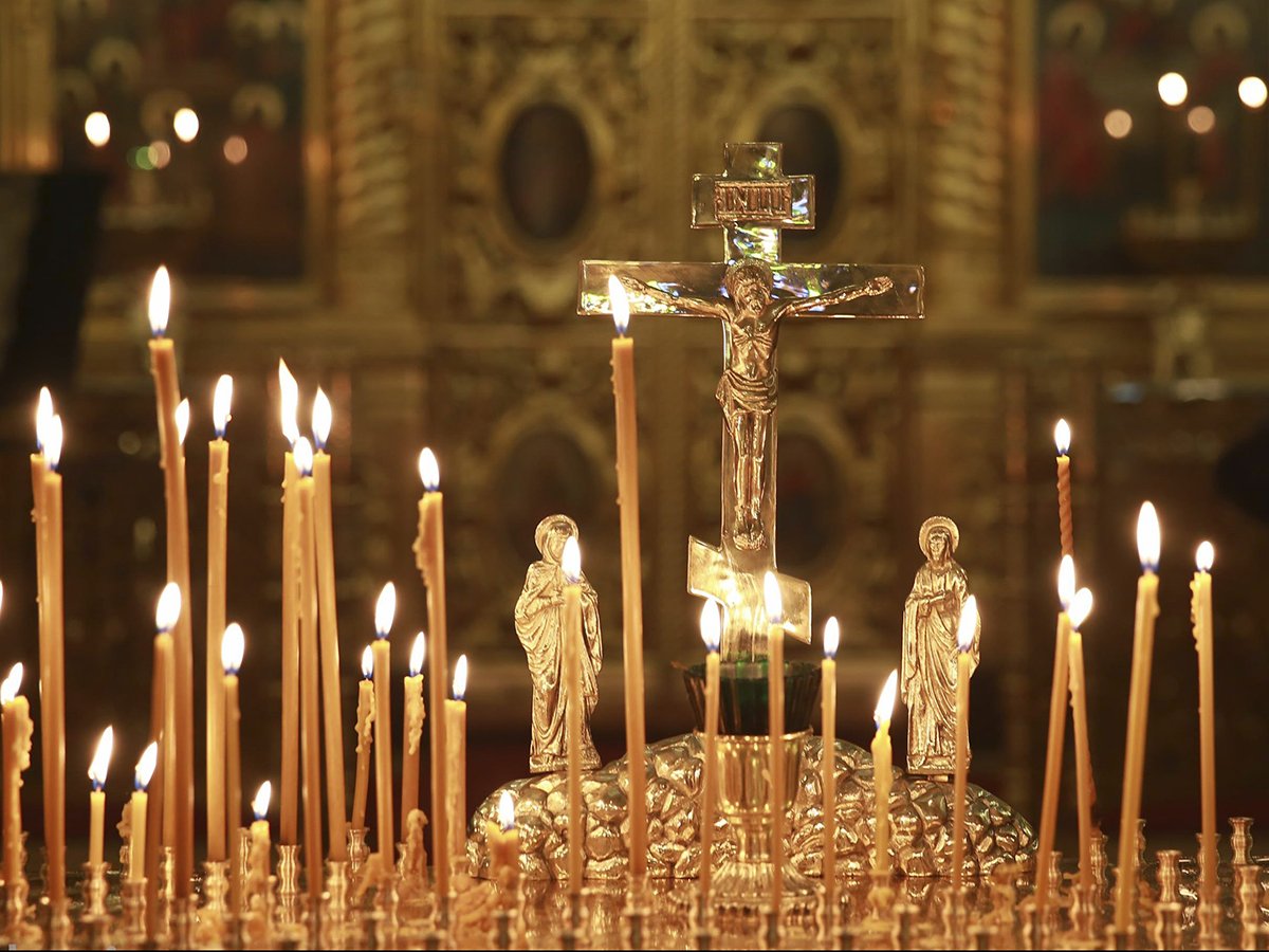 горящие свечки в церкви