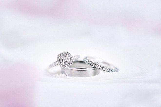 Кольца на светлом фоне