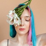 Глаз у девушки закрыт цветами