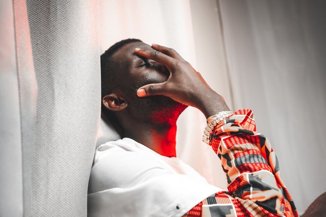 Мужчина закрыл глаз правой рукой