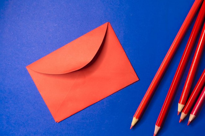 Красный конверт и красные карандаши