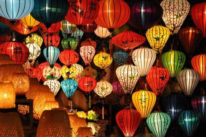 Много разноцветных фонариков