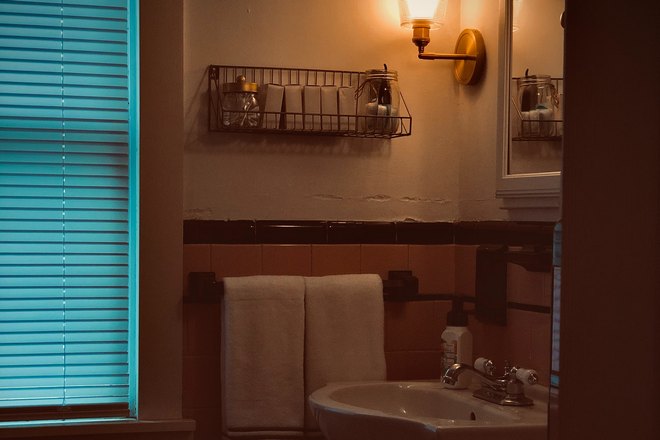 Зеркало и окно в ванной