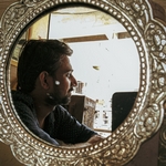 Отражение парня с бородой