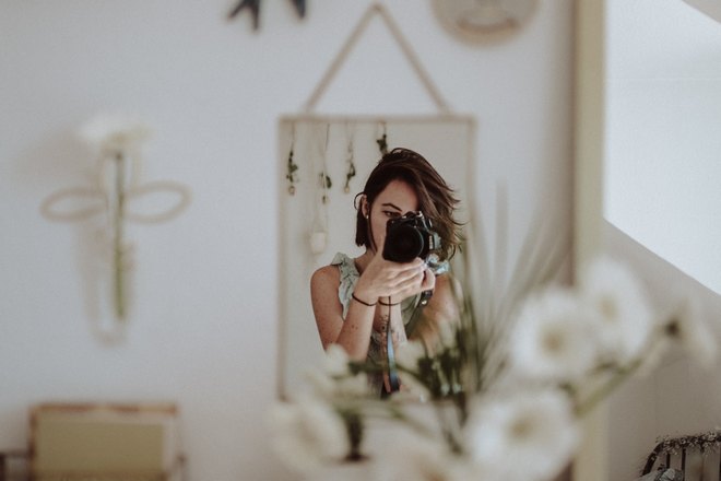 Фото напротив зеркала