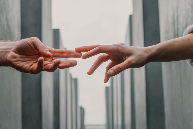 Родинки на руках можно обнаружить во время прикосновений