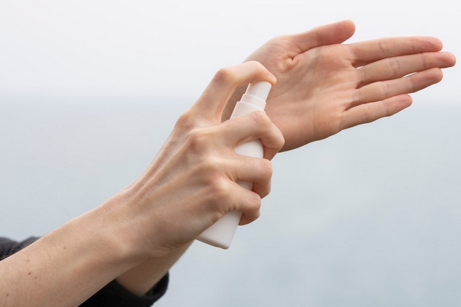 Мелкие родинки на правой руке