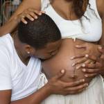 целует животик с плодом