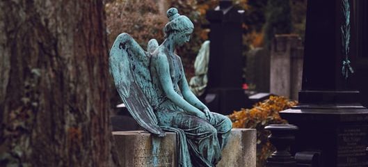 ангел посреди кладбища