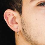 прыщ в ухе 5