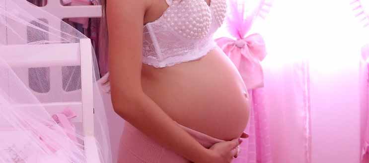 беременная на розовом фоне