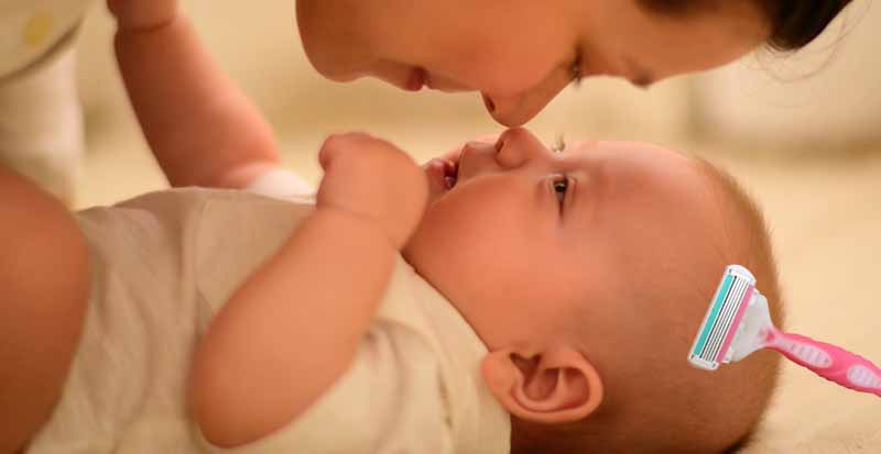 бреют ребенка пока он нежится