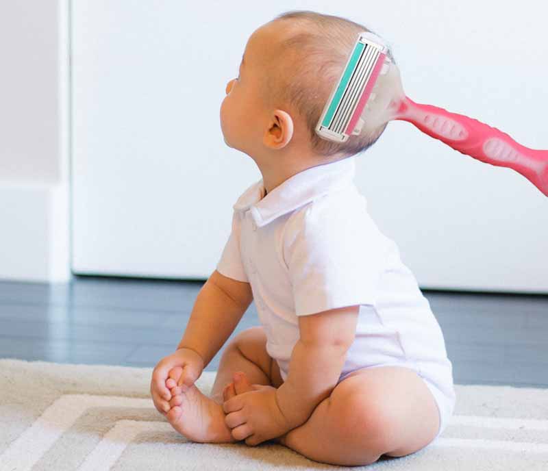 бреют ребенка справа